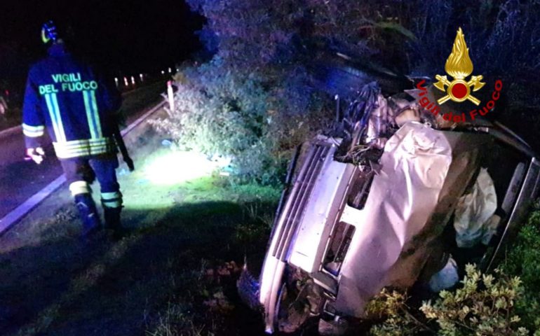 Ussana: auto esce di strada, si schianta su un palo e poi si ribalta fuori dalla carreggiata