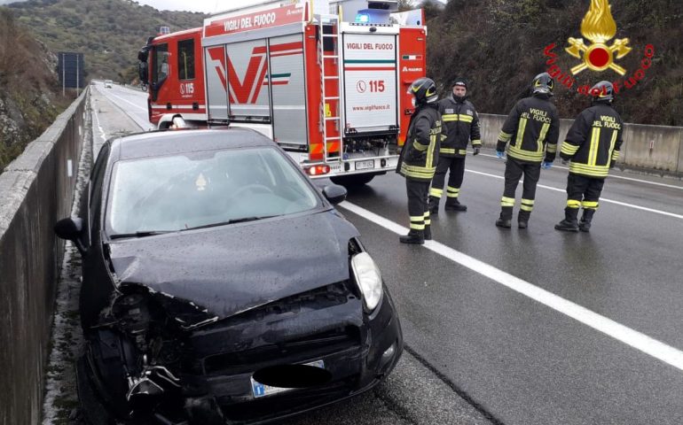 Auto esce di strada e si schianta su un muro in calcestruzzo: ragazza di 29 anni all’ospedale