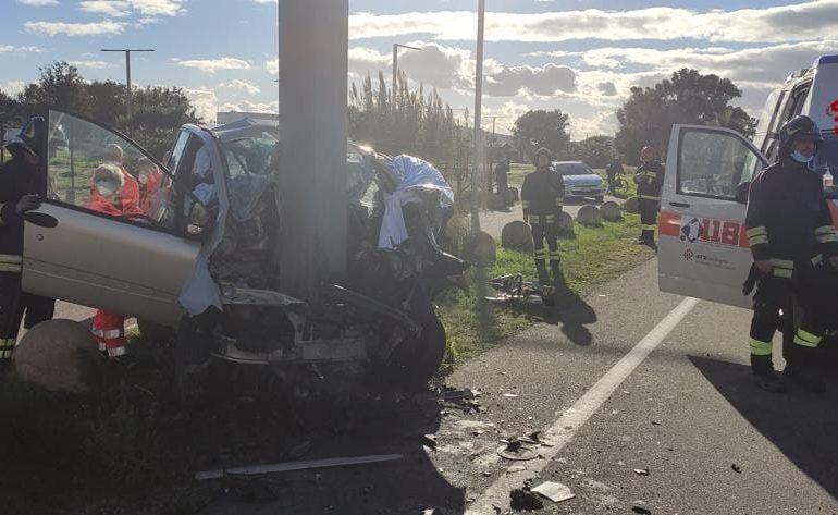 Quartu, incidente terrificante al Poetto: auto si schianta contro un palo, muore il conducente