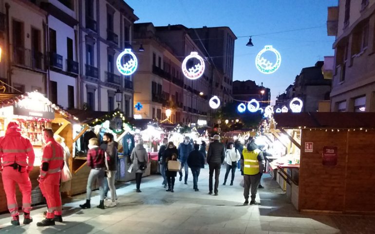 Cagliari, ordinanza sindacale e mascherine all’aperto: “visi coperti” fra i mercatini di Natale