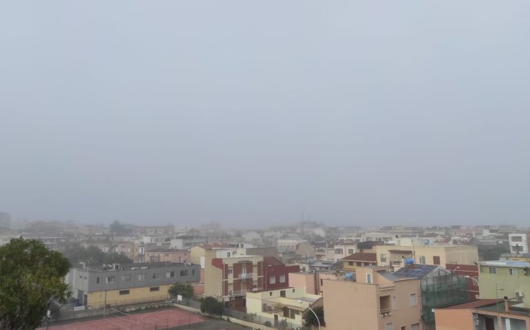 Cagliari avvolta dalla nebbia, disagi aerei: due voli dirottati a Olbia