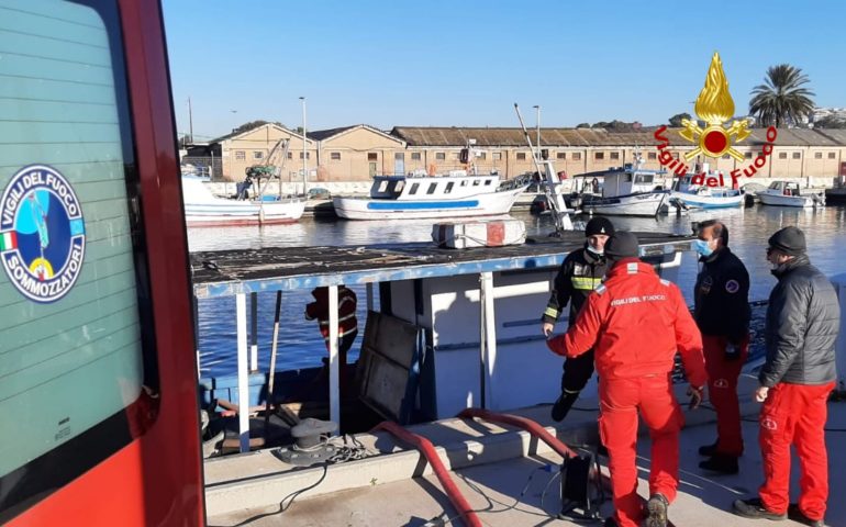 Cagliari, peschereccio rischia di affondare in porto: intervengono i Vigili del Fuoco
