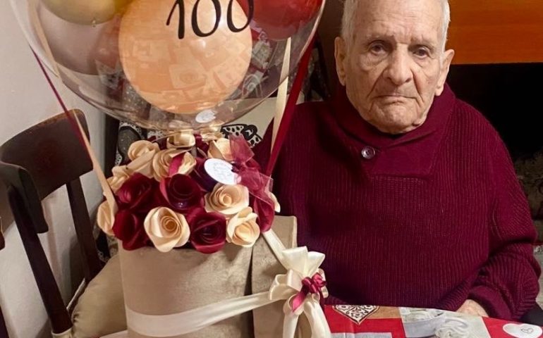 Villaputzu in festa per i 100 anni di Tziu Luigi: l’anziano nonnino compie un secolo di vita