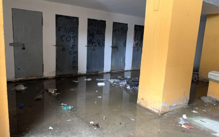 Cede il pavimento e gli escrementi invadono le cantine. Paura in una palazzina di Cagliari