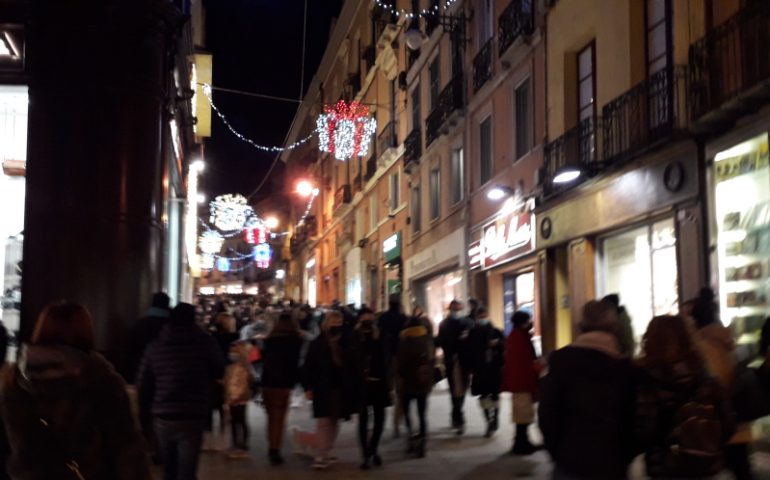 Folla in centro e negozi aperti per le vie dello shopping: ecco la prima domenica di dicembre