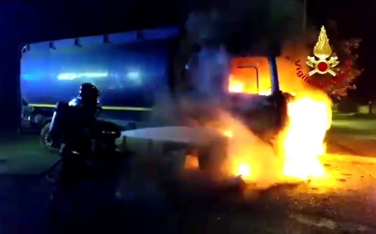 Camion cisterna in fiamme nella notte: paura a Decimomannu