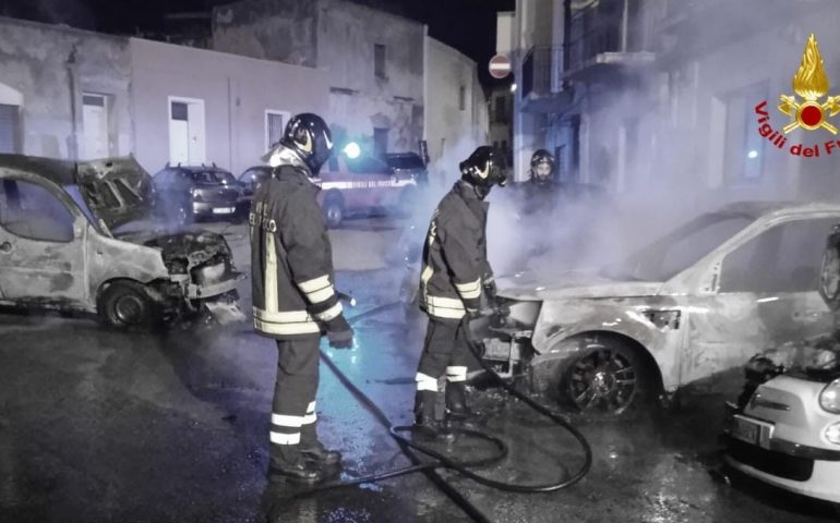 Pirri, quattro macchine a fuoco: intervengono Vigili del fuoco