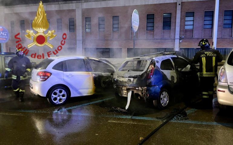 Cagliari, fiamme nella notte: quattro auto incendiate a San Benedetto