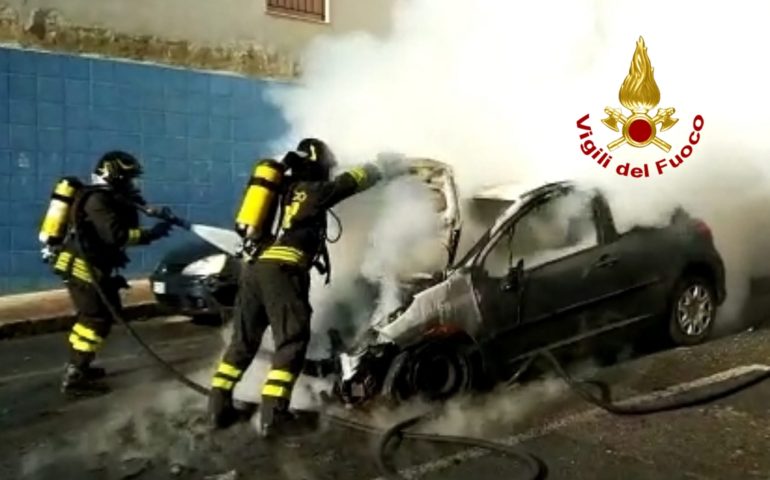 Paura a Cagliari, auto in transito prende fuoco