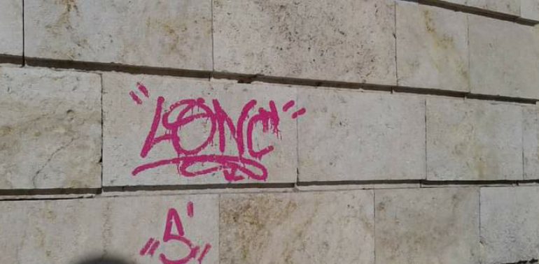 Bastione preda dei vandali, imbrattate le pareti del monumento storico di Cagliari