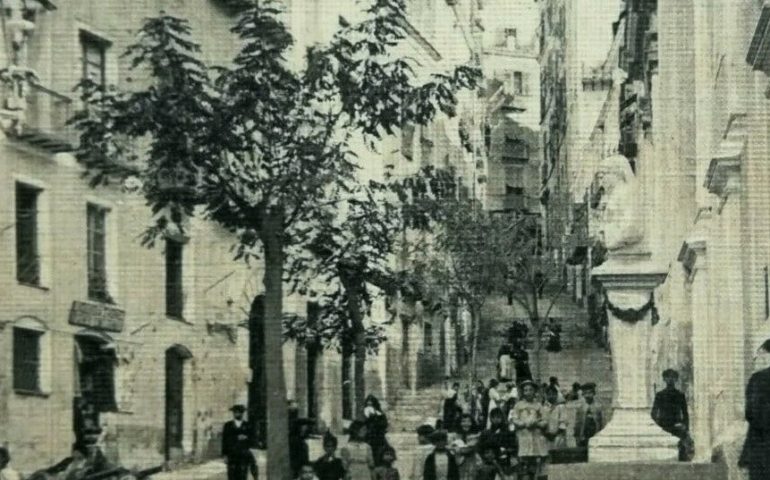 La Cagliari che non c’è più. Nella piazzetta Dettori il busto di Dante: tanti studenti davanti al Sommo Poeta