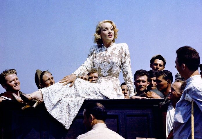 Lo sapevate? La superdiva Marlene Dietrich nel 1944 si esibì al Poetto per le truppe