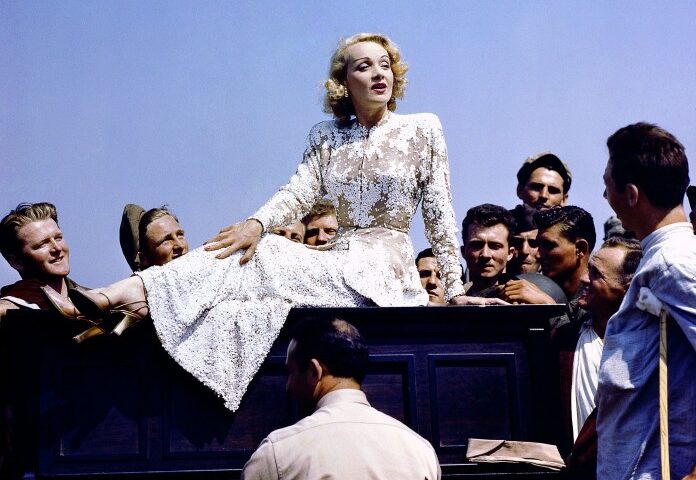 Lo sapevate? La superdiva Marlene Dietrich nel 1944 si esibì al Poetto per le truppe