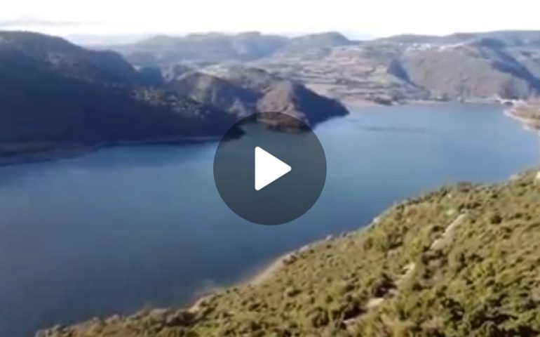 (VIDEO) Volando a pelo d’acqua sul lago del Flumendosa. Il video mozzafiato di Antonio Deplano