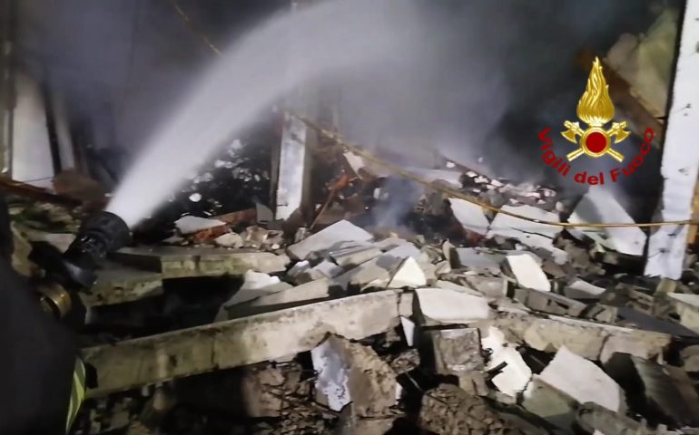 (FOTO E VIDEO) Sestu, capannone devastato dalle fiamme: collassa la struttura