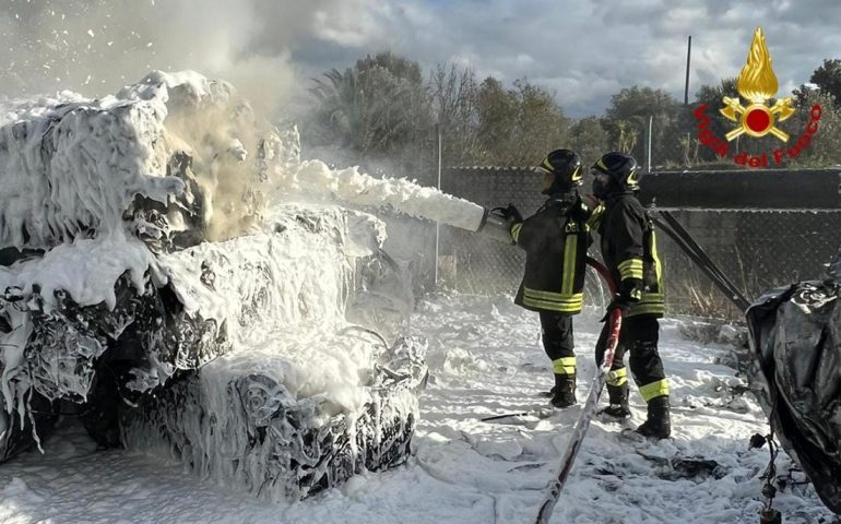 Sardegna, incendio in un deposito di demolizioni d’auto