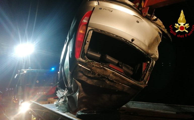 Sardegna, auto esce fuori strada e si ribalta: un 30enne trasportato in ospedale