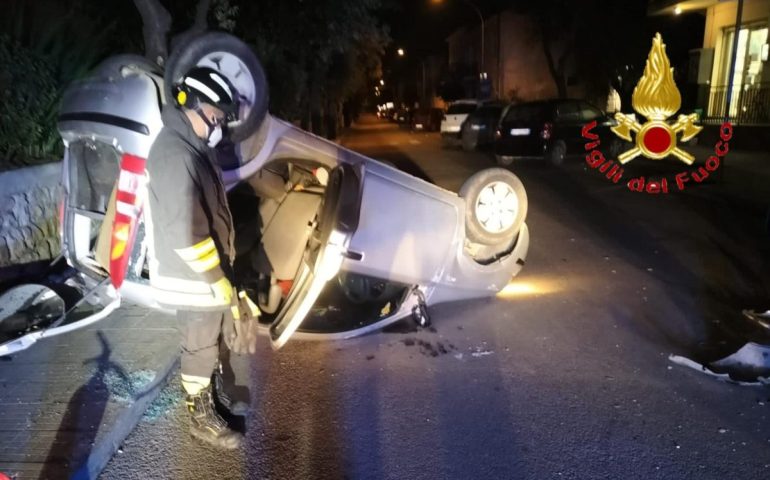 Sardegna, violento scontro tra auto in pieno centro abitato: due feriti