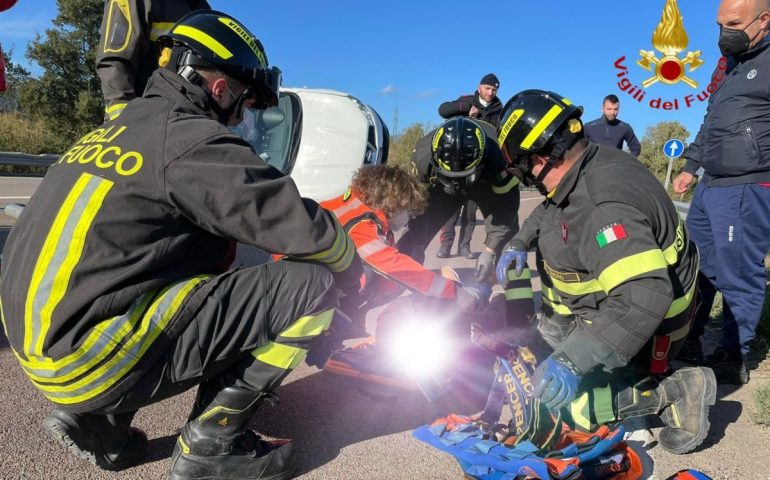 Sardegna, brutto incidente sulla Statale 125, due auto coinvolte: un ferito trasportato in ospedale
