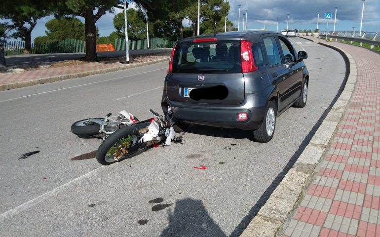 Cagliari, incidente in viale Europa: moto contro le auto in sosta, 22enne grave all’ospedale