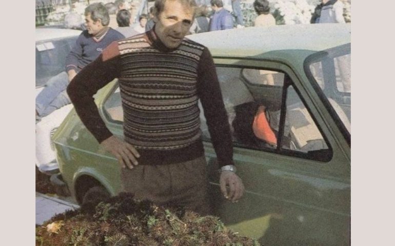 La Cagliari che non c’è più: ricci freschi in vendita al mercato di Sant’Elia negli anni ’80