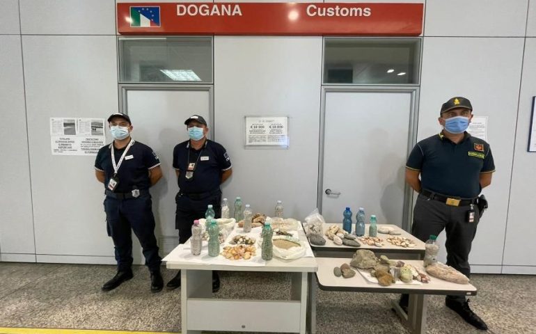 130 kg di sabbia e migliaia di conchiglie sequestrati ai turisti negli aeroporti della Sardegna