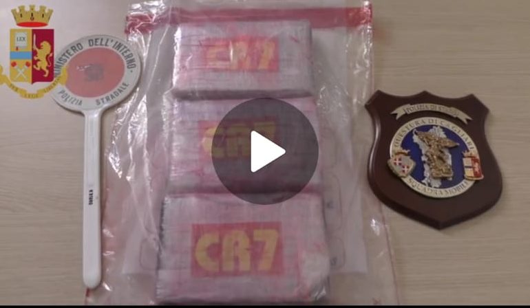 (VIDEO) Fermato sulla SS 131 con 3 kg di cocaina marchiata “CR7”: arrestato un 39enne