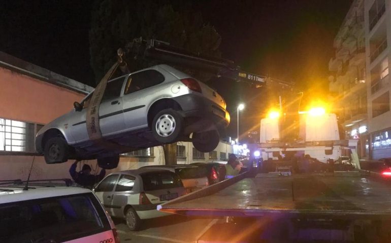 Auto parcheggiate senza polizza e relitti abbandonati: via dalle strade di Cagliari