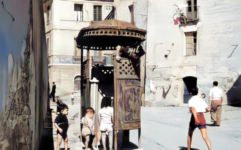 La Cagliari che non c’è più: nella via Santa Croce bimbi in fila a un “vespasiano” pubblico