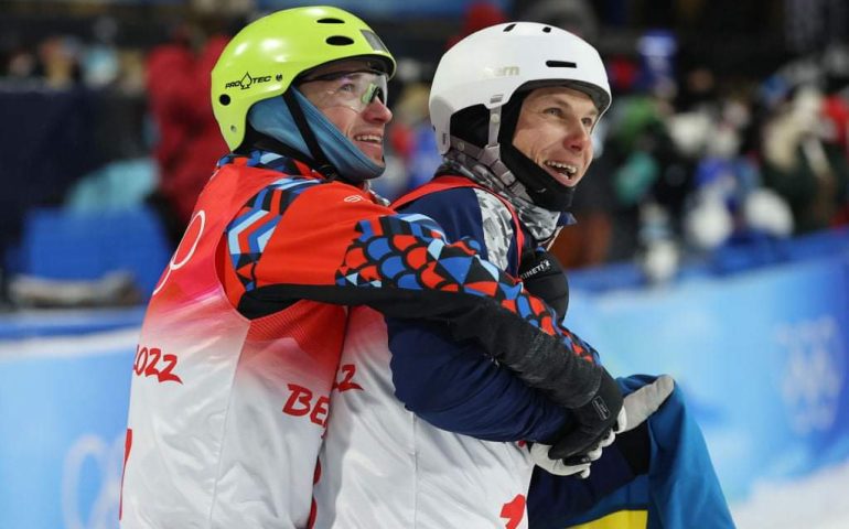 Il messaggio di pace arriva dalle Olimpiadi: l’abbraccio tra l’atleta russo e l’ucraino
