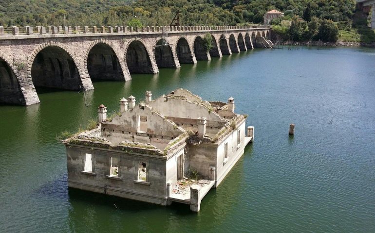 La curiosità. Quando il Lago Omodeo si abbassa, compare una grande villa abbandonata