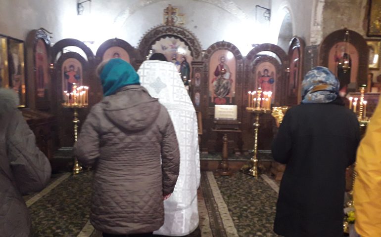 Lacrime e preghiere nella chiesa ortodossa, tra la comunità cagliaritana paura per i propri cari
