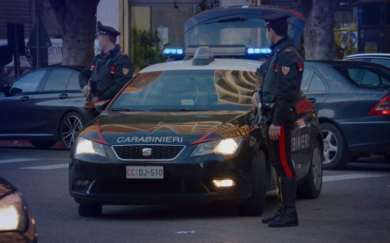 Con un’auto rubata si schianta sul semaforo che finisce sulle rotaie: traffico in tilt