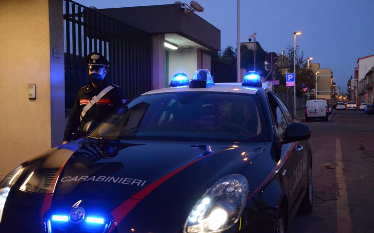 Serrenti, in casa più di un chilo di marijuana, hashish e cocaina. Cerca di scappare dai carabinieri con il monopattino