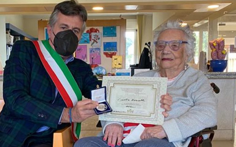 Cagliari festeggia i 107 anni di Luisetta Mercalli: premiata con una medaglia e una pergamena