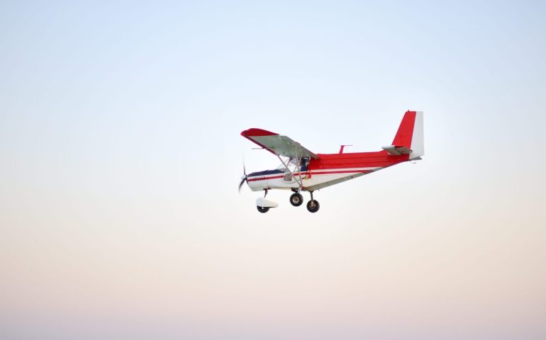 Aereo ultraleggero precipita in mare davanti alla costa di San Teodoro