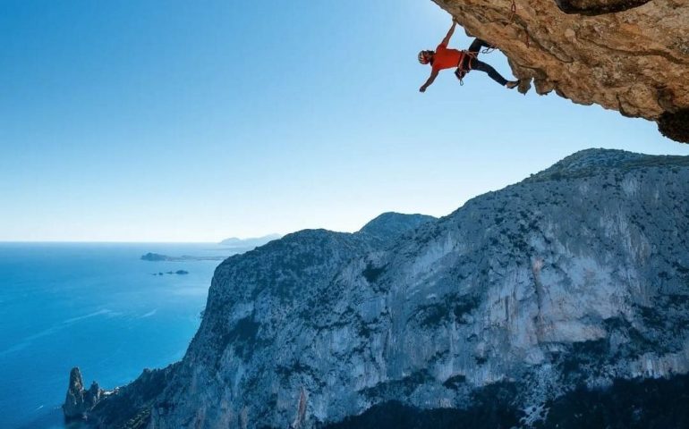 (FOTO) Baunei, brividi ad alta quota nelle foto della star mondiale dell’arrampicata Alexander Huber