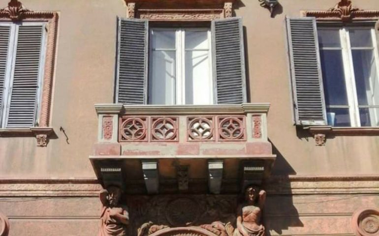 Quando a Cagliari l’amore era fatto di sguardi: “su fastigiu” dai balconi della città