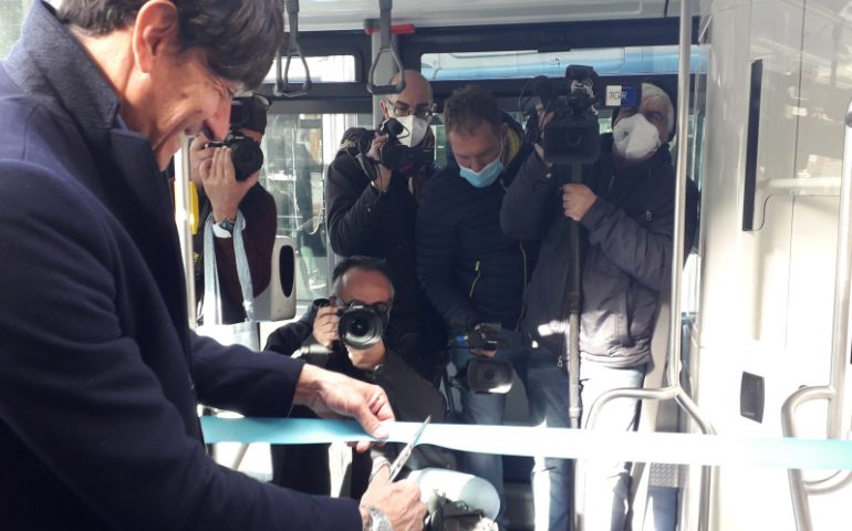 A Cagliari si viaggia con l’elettrico, ecco il primo bus con pantografo in Europa: “Tutti ecosostenibili entro il 2030”