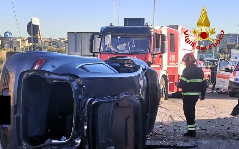Cagliari, perde il controllo dell’auto e si ribalta: donna estratta dall’abitacolo e trasportata in ospedale