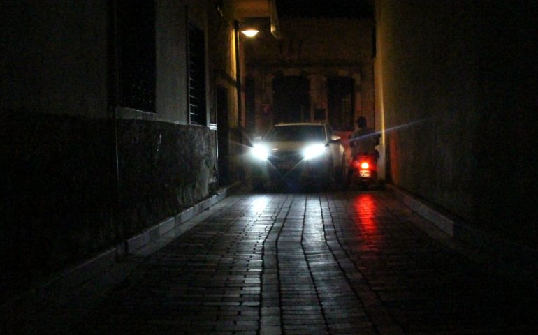 Cagliari, follia nella notte alla Marina, 20enne lancia oggetti contro un’auto in transito e la prendi a calci: denunciato