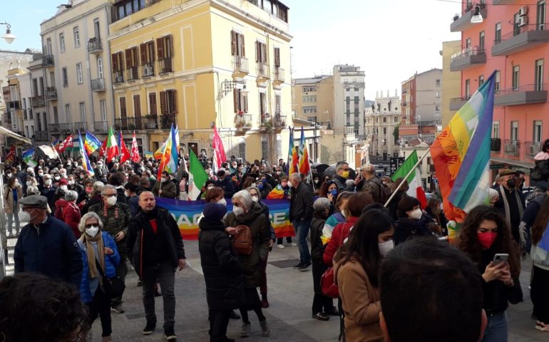 (FOTO) A Cagliari il “no” alla guerra, lungo corteo per la pace in Ucraina: bandiere colorate e mimose in mano