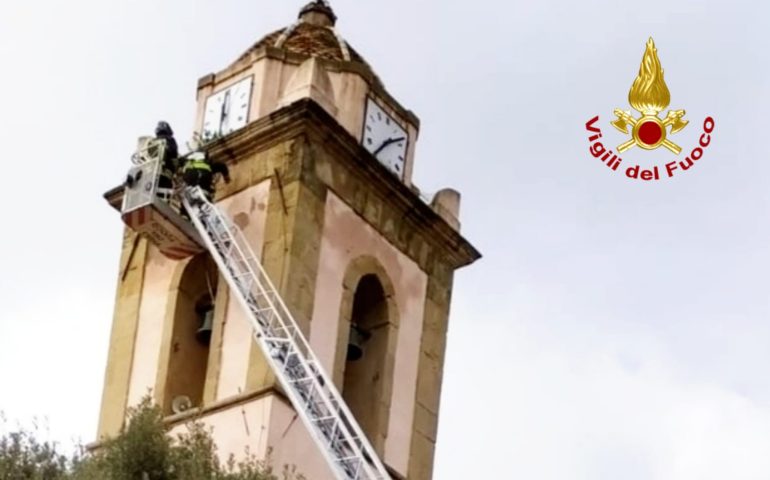 Il vento di maestrale scuote la Sardegna: nella notte rischia di cadere la croce di un campanile