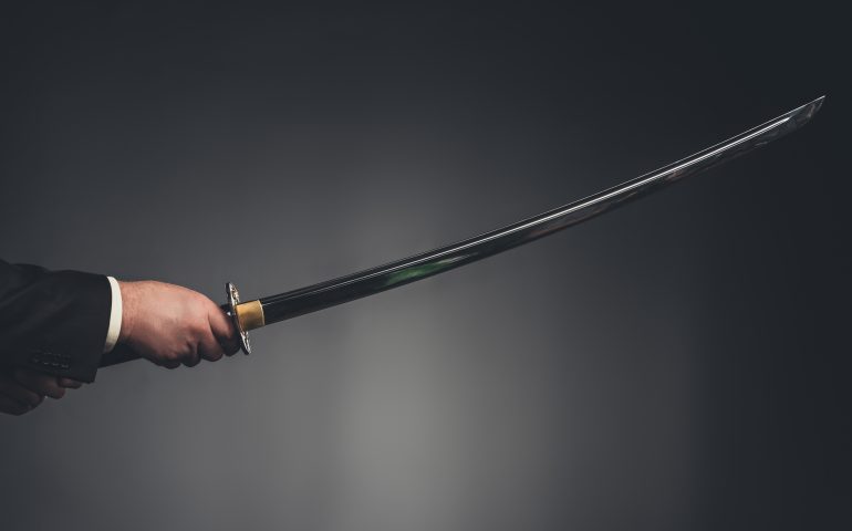 Monserrato, fermato in auto con una spada “katana”: 25enne denunciato