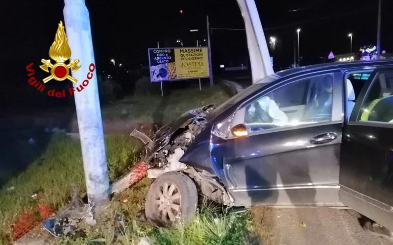 Cagliari, brutto incidente questa notte in viale Marconi: auto finisce nella rotatoria