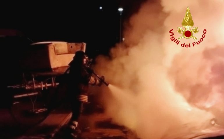 Cagliari, auto in fiamme nella notte a Sant’Elia e a San Michele: interventi provvidenziali del Vigili del fuoco