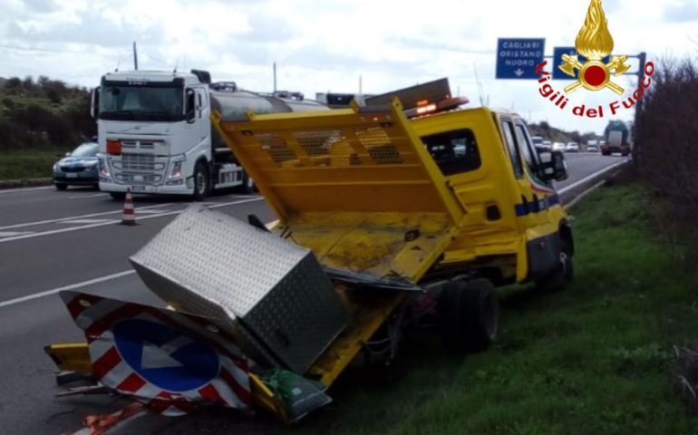 Doppio incidente a catena sulla 131: coinvolti un mezzo Anas, un’auto e un camion