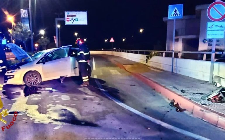 Sardegna, incidente in piena notte: auto sbanda e si schianta contro un muretto, un ferito all’ospedale