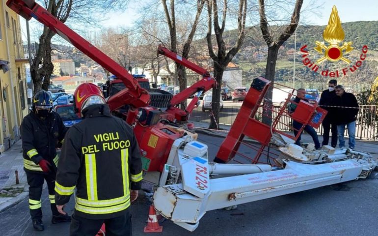 Incidente sul lavoro in Sardegna, mezzo di sollevamento si ribalta al suolo: travolti due operai