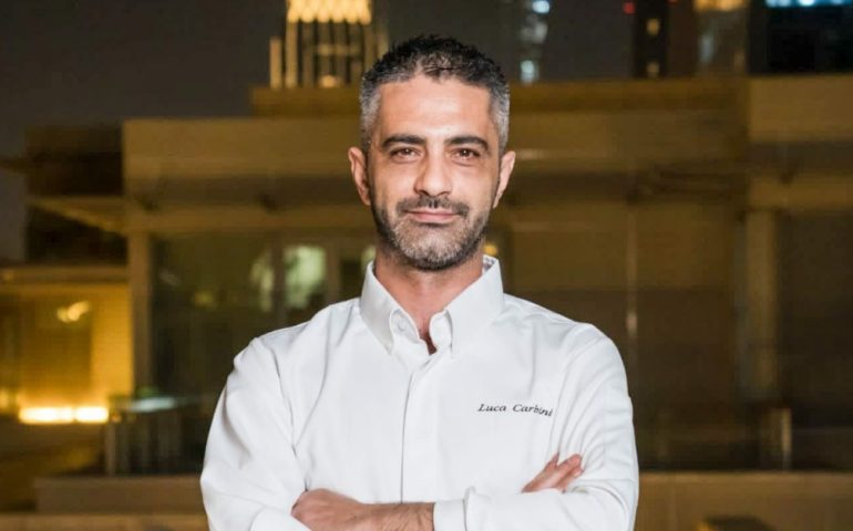 Un sardo a Dubai, Luca Carbini e la cucina mediterranea che delizia gli arabi: “Mi piacerebbe insegnarla ai giovani”